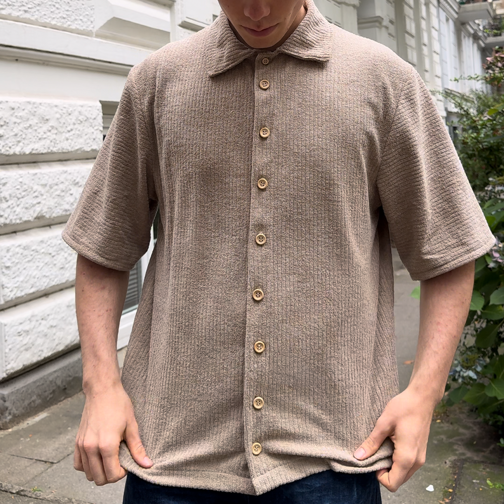DIY Oversize Hemd nähen – beiges Hemd aus PDF Schnittmuster für Herren