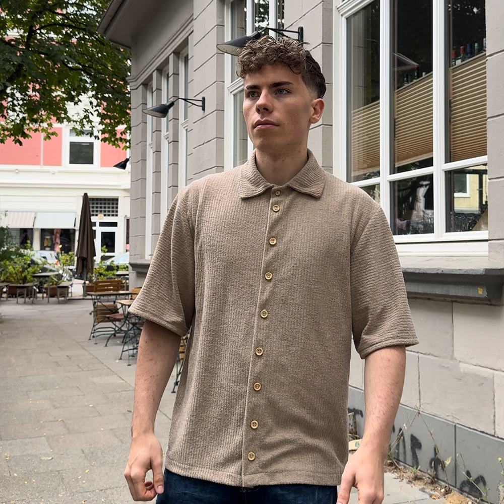 Oversize Hemd genäht aus PDF Schnittmuster – beiges Kurzarmhemd im Streetwear Look S bis XL