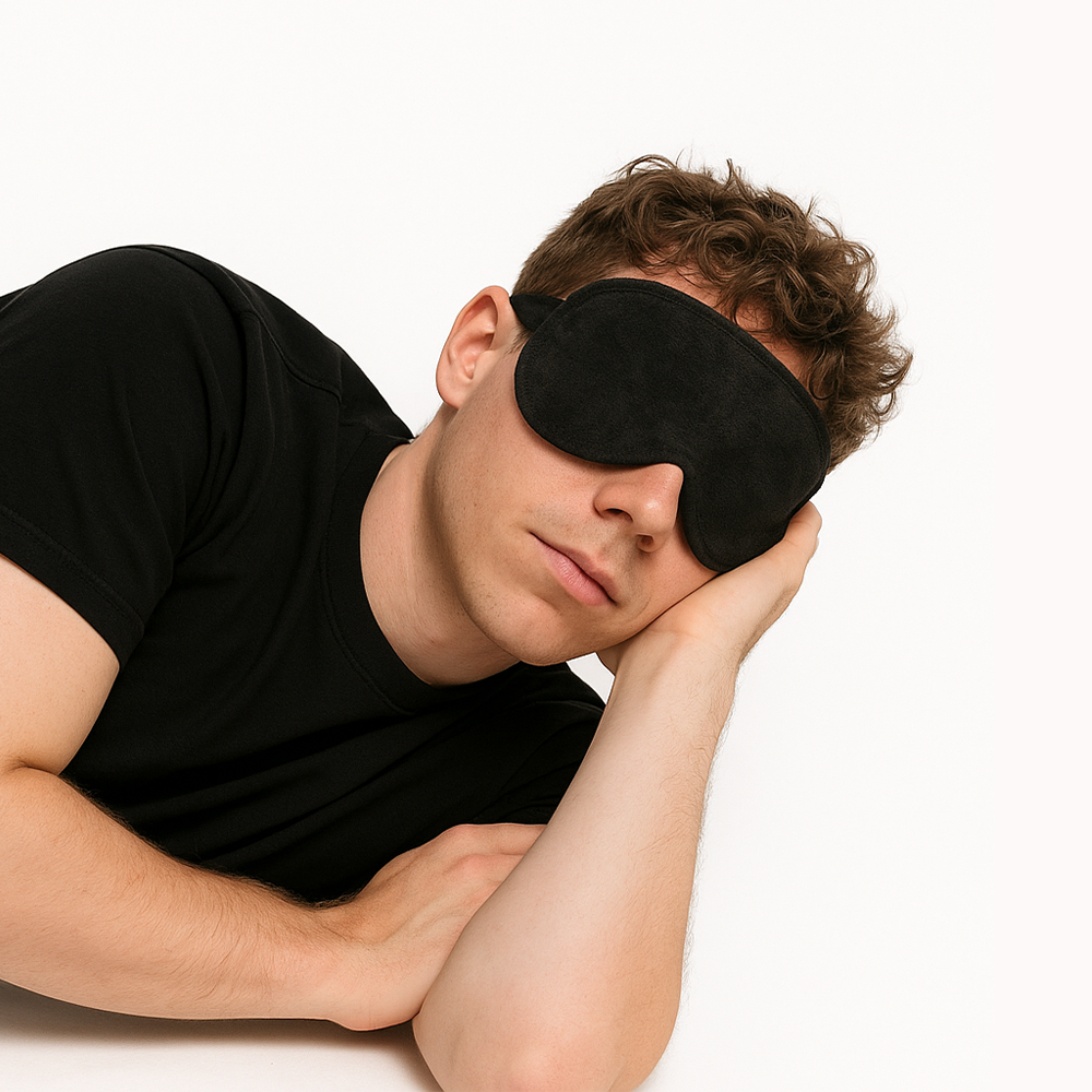 Beispielbild der genähten Schlafmaske aus dem PDF Schnittmuster in Größe Normal, getragen in einer Schlafposition.