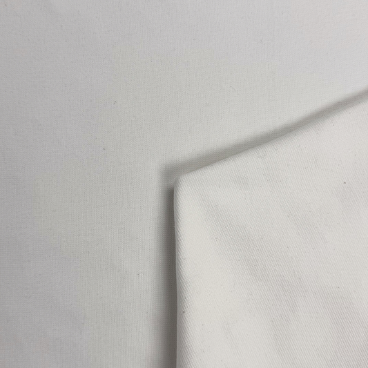 Nahaufnahme des weißen Bündchenstoffs mit feiner Rippstruktur, dichter Maschenoptik und glatter, gleichmäßiger Oberfläche.