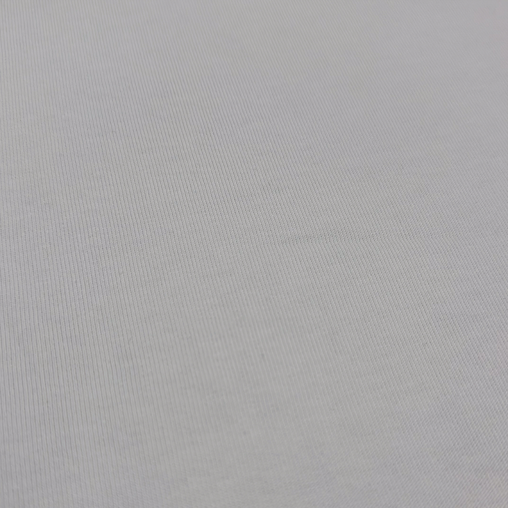 Weich fallender Jerseystoff in Naturweiß, zeigt die schwere, hochwertige Qualität und den natürlichen Look des Baumwollmaterials.