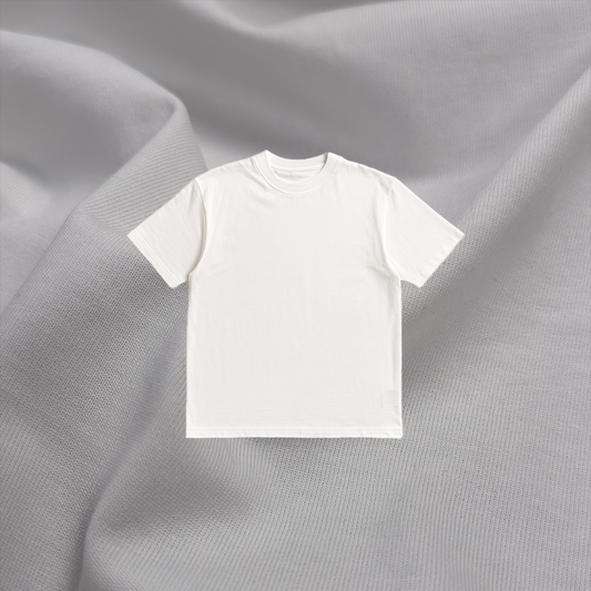 Weißes selbstgenähtes T-Shirt aus 290 g/m² Premium Jersey, Produktfoto des DIY T-Shirt Kits.